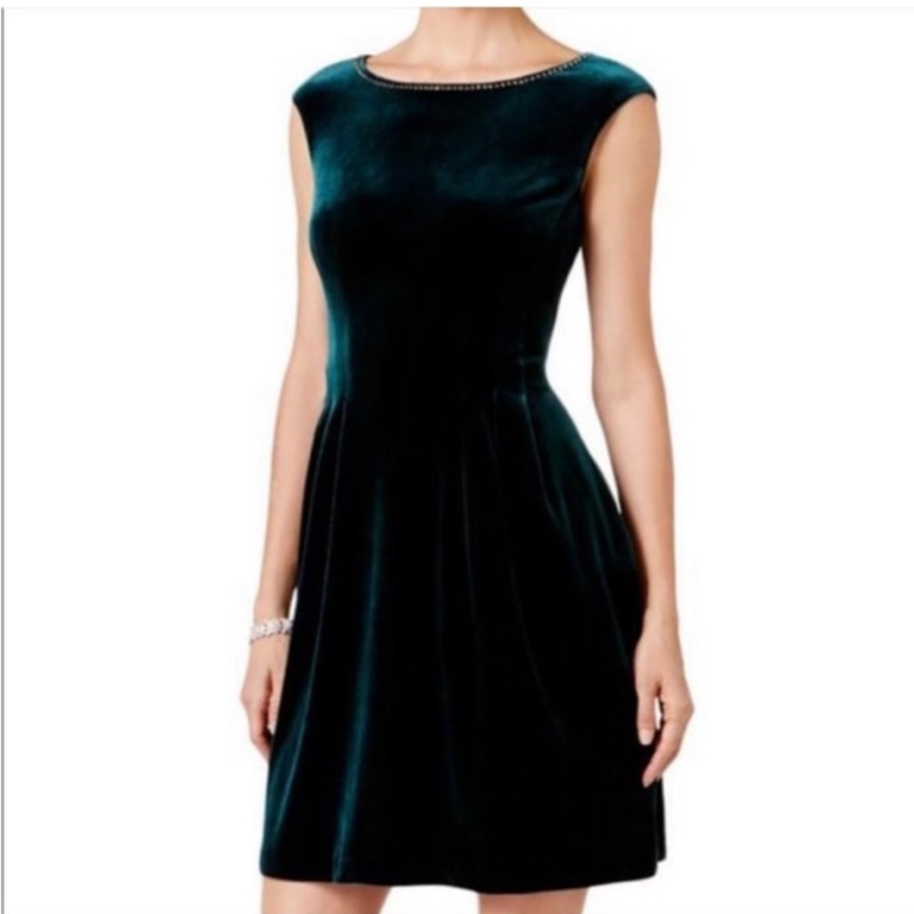 Like NEW! Vince Camino Hunter green stretch velvet holiday dress size 4